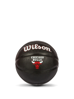 Il pallone Wilson NBA Retro Mini dei Chicago Bulls ripropone un classico in una misura più piccola (3). Con un design nero e il logo iconico dei Chicago Bulls, è ideale per i giovani giocatori o sempl... 