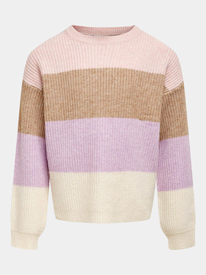 La maglia ONLY MAGLIA SANDY STRIPE è un pullover elegante e casual, perfetto per ogni occasione. Realizzato in una morbida maglia a righe, offre un look trendy con girocollo e maniche lunghe. I bordi ... 