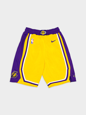 Gli shorts Nike Los Angeles Lakers Icon Edition, ispirati agli shorts ufficiali del team NBA, sono realizzati in tessuto traspirante a maglia doppia (poliestere riciclato al 100%) e sono dotati di tec... 