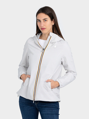 La giacca K-WAY MARGUERITE STRETCH POLY JERSEY offre un look casual e minimale. Realizzata in poliestere stretch impermeabile e antivento, questa giacca è  ideale per affrontare anche le giornate più ... 