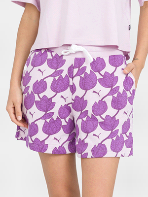 I pantaloncini PUMA Short Blossom con un motivo floreale all over, sono realizzati con almeno il 20% di materiali riciclati e presentano una fascia elastica a coste con coulisse di regolazione e due t... 