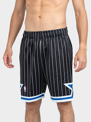 I MITCHELL & NESS SHORT SWINGMAN ORLANDO MAGIC sono pantaloncini da gioco per gli appassionati di basket NBA, realizzati in 100% poliestere con vita elasticizzata e lacci per una vestibilità personali... 