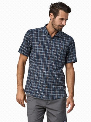 Per affrontare le giornate calde con uno stile casual e rilassato, la camicia Patagonia Back Step è la scelta perfetta. Realizzata con un morbido e traspirante tessuto misto di canapa e cotone organic... 