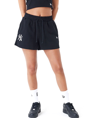 Con il logo dei New York Yankees sul lato destro e la bandiera New Era ricamata a sinistra, i pantaloncini New Era Womens Apparel, trendy e sportivi, sono dotati di tasche anteriori e di una fascia el... 