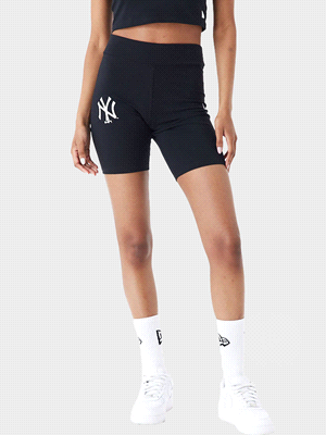 I leggings New Era New York Yankees, realizzati al 94% in cotone e 6% elastan,  presentano il logo iconico del famoso team di baseball americano sulla gamba destra e la bandierina New Era sulla sinist... 