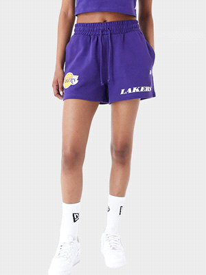 I pantaloncini New Era Womens Apparel Upstairs F sono caratterizzati dal logo del team NBA dei Los Angeles Lakers. Perfetti per sfoggiare un look trendy e sportivo, sono dotati di tasche anteriori e d... 