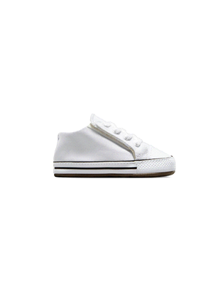 Le Converse Chuck Taylor All Star Cribster sono sneakers per neonati, perfette per le loro prime esperienze di camminata. Realizzate con una resistente tela che presenta il classico look di Chuck, son... 