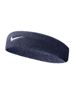 La fascia Nike Swoosh  è realizzata in morbido tessuto french terry che assorbe efficacemente il sudore, aiutandoti a rimanere concentrato in campo. Il logo ricamato sulla parte frontale regala un toc... 