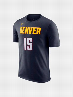 La maglietta Nike Denver Nuggets NBA celebra Nicola Jokic con questo modello girocollo a maniche corte ispirato alla maglia da gioco. Presenta una stampa dei Denver Nuggets sul davanti e il nome del f... 