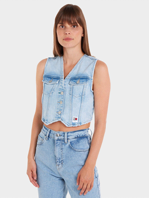 Il gilet in denim di Tommy Jeans è un elemento di tendenza perfetto per completare look casual estivi. Realizzato in denim di cotone stretch, presenta un orlo distressed e una scollatura a V ed è comp... 