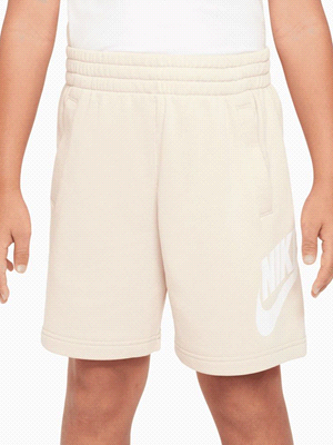 I pantaloncini Nike Sportswear Club Fleece Big Kid sono ideali per ogni attività quotidiana dei ragazzi. Realizzati in leggera e morbida spugna francese, sono dotati di tasche angolate, una vita elast... 