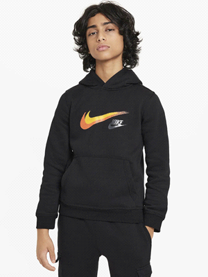 La felpa NIKE B NSW SI FLC PO HOODY BB è liscia fuori e morbida dentro, grazie al caldo fleece spazzolato. Dotata di tasca anteriore a marsupio, cappuccio fisso, bordo e polsini a coste, ha una vestib... 