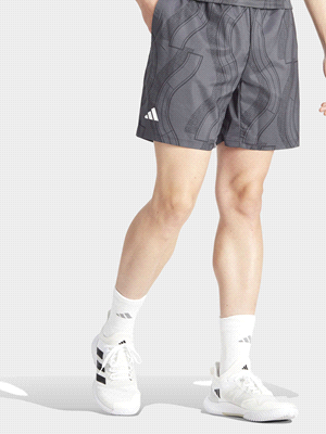 I pantaloncini ADIDAS CLUB GRAPH SHORT, dotati di un girovita elasticizzato con cordino interno e due tasche laterali con interno in mesh, sono realizzati in 100% poliestere riciclato e offrono una ve... 