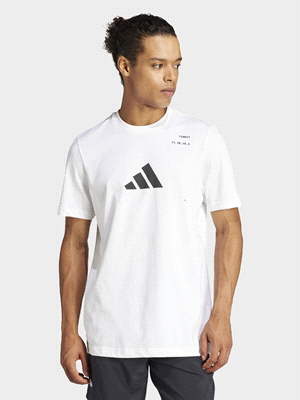 Dai il meglio di te con questa T-shirt adidas. Creata per gli amanti più irriducibili del tennis, è realizzata in morbido misto cotone con tecnologia antiumidità AEROREADY che la rende perfetta per le... 