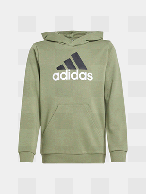 Considerala la tua nuova divisa della squadra. Questa felpa con cappuccio adidas junior è realizzata in spugna di cotone e poliestere. Lasciati avvolgere dalla sua morbidezza nei weekend più ricchi di... 