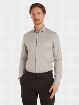 La camicia CALVIN KLEIN POPELINE SLIM FIT è composta in popeline di cotone (97% cotone organico, 3% elastan) e presenta un elegante design con colletto classico, chiusura a bottoni e un logo minimale ... 