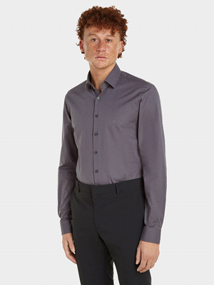 La camicia CALVIN KLEIN POPELINE SLIM FIT presenta un design raffinato con colletto classico, chiusura a bottoni e un logo minimale Ck ricamato sul petto. Ideale per completare con  un tocco elegante ... 