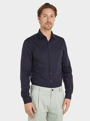 Realizzata in cotone leggermente elasticizzato, la camicia CALVIN KLEIN COLLO CONTRASTO SLIM FIT presenta un design classico con colletto a punta, maniche lunghe, chiusura a bottoni e un logo monogram... 