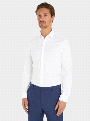 La camicia CALVIN KLEIN COLLO CONTRASTO SLIM FIT presenta un design elegante con colletto a punta, maniche lunghe, chiusura a bottoni e un logo monogramma Ck ricamato sul petto che dona un tocco di cl... 