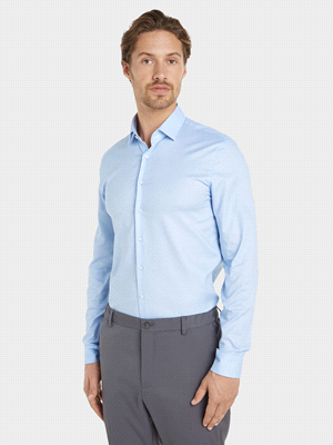 La camicia CALVIN KLEIN BASICA SLIM FIT OPERATA è realizzata in 96% cotone e 4% spandex, mentre il design è costituito da un colletto a punta, chiusura a bottoni e ricamo monogramma Ck tono su tono. P... 