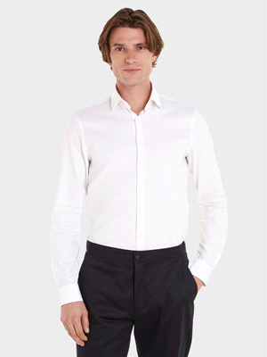 Ideale per sfoggiare un look formale o per aggiungere un tocco raffinato ai tuoi outfit quotidiani, la camicia CALVIN KLEIN BASICA SLIM FIT OPERATA è realizzata in 96% cotone e 4% spandex per una vest... 