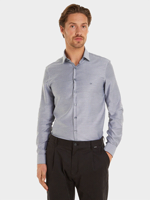 La camicia CALVIN KLEIN BASICA STRETCH LAVORATA SLIM FIT è realizzata in cotone leggermente elasticizzato per una vestibilità slim. Ideale per completare un abbigliamento formale o per aggiungere un t... 