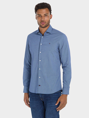 La camicia TOMMY HILFIGER COLLO CONTRASTO SLIM FIT è realizzata in popeline di puro cotone, offrendo morbidezza e stile grazie alla tecnologia Flex. Il design include un colletto button down, polsini ... 