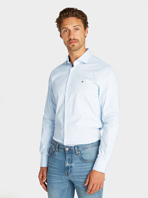 La camicia TOMMY HILFIGER COLLO CONTRASTO SLIM FIT presenta un design con colletto button down, polsini arrotondati con due bottoni e la bandierina Tommy Hilfiger ricamata sul petto. Con una vestibili... 