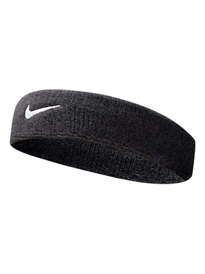 La fascia Nike Swoosh  è realizzata in morbido tessuto french terry che assorbe efficacemente il sudore, aiutandoti a rimanere concentrato in campo. Il logo ricamato sulla parte frontale regala un toc... 