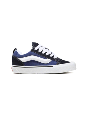 Le VANS Knu Skool, dotate di linguetta e di collo imbottiti, presentano una tomaia in pelle scamosciata dal classico profilo basso con Sidestripe™ sagomata in 3D su entrambi i lati e una linguetta sul... 