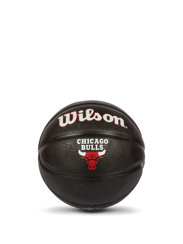 Il pallone Wilson NBA Retro Mini dei Chicago Bulls ripropone un classico in una misura più piccola (3). Con un design nero e il logo iconico dei Chicago Bulls, è ideale per i giovani giocatori o sempl... 