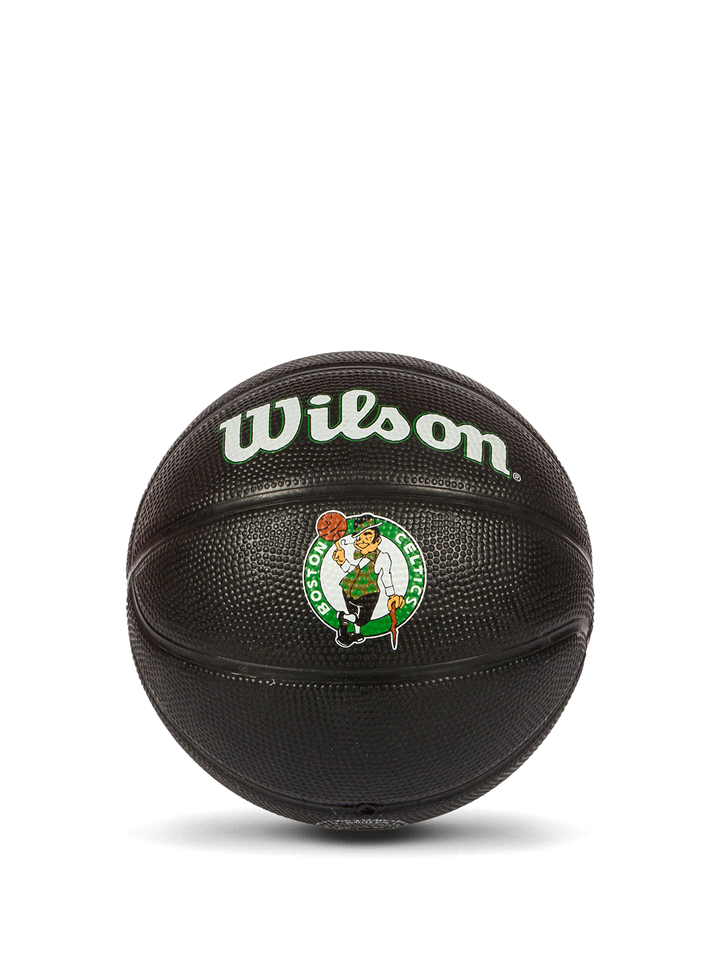 Il pallone Wilson NBA AUTHENTIC OUTDOOR SIZE 7 con copertura in gomma e scanalature profonde, ripropone un classico dalla misura 7 con un design nero essenziale e il logo iconico dei Boston Celtics. P... 