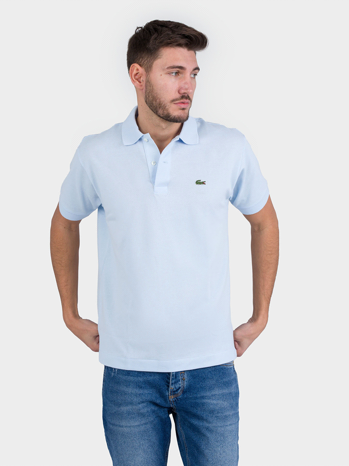 Lacoste, un classico della moda Da sempre "il coccodrillo" Lacoste ha accompagnato la vita di centinaia di persone e la polo è diventata un capo iconico usato per giocare a golf e non solo. Il must-ha... 