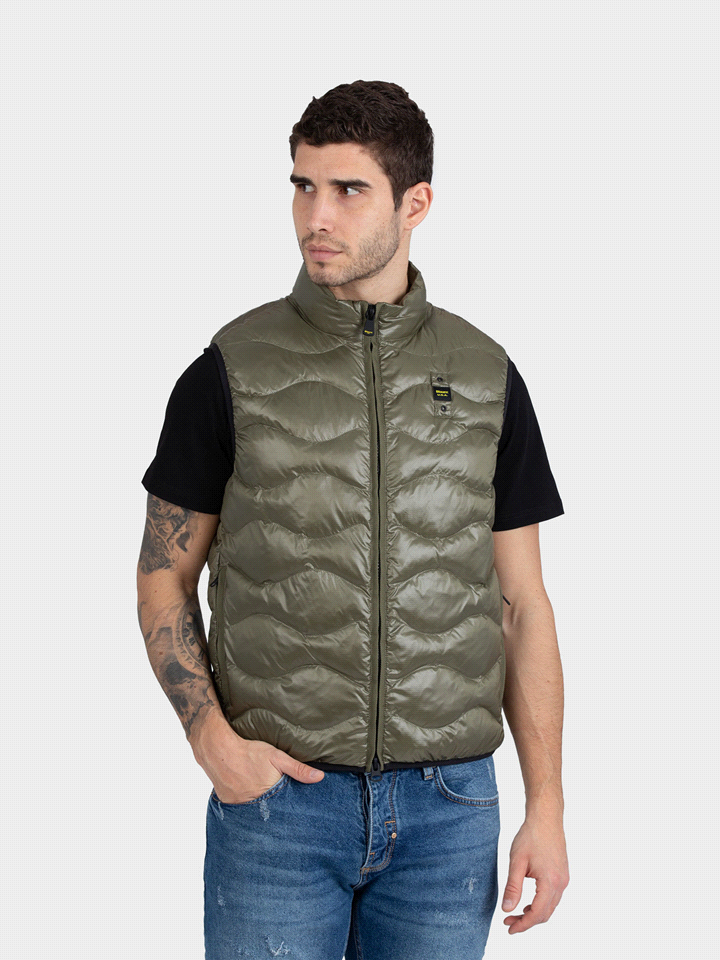 Perfetto per affrontare le giornate più fresche nella mezza stagione, il gilet BLAUER ONDINA presenta una texture a onde, realizzato al 100% in nylon per il tessuto esterno e imbottito al 100% in poli... 