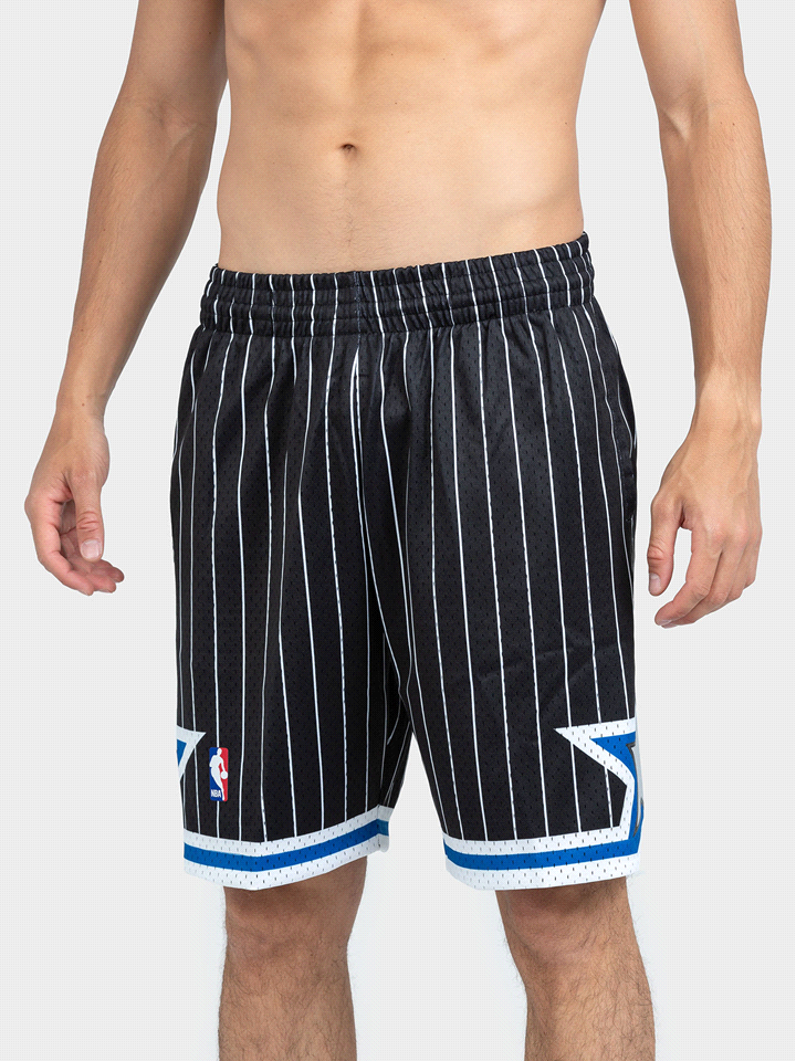 I MITCHELL & NESS SHORT SWINGMAN ORLANDO MAGIC sono pantaloncini da gioco per gli appassionati di basket NBA, realizzati in 100% poliestere con vita elasticizzata e lacci per una vestibilità personali... 