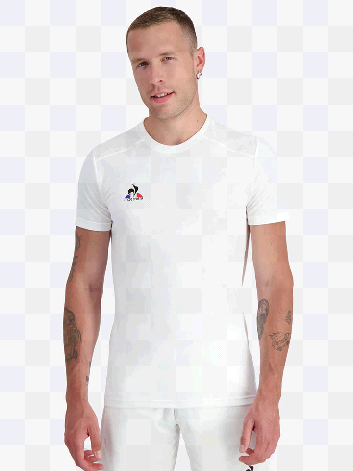 La T-shirt LE COQ SPORTIF TEE SS N°4 è un capo elegante da esibire sul campo da tennis ma anche nella vita quotidiana. Dotata di un girocollo classico, è caratterizzata da un design essenziale con il ... 