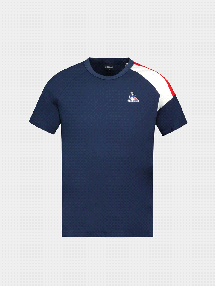 La T-shirt LE COQ SPORTIF TRICOLORE è realizzata in morbido jersey di cotone da 140 g e presenta un taglio classico con girocollo a costine e maniche corte. Il logo del Gallo Tricolore ricamato sulla ... 