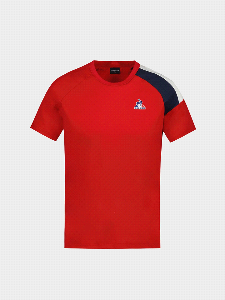 La T-shirt LE COQ SPORTIF TRICOLORE presenta un taglio classico con girocollo a costine e maniche corte, mentre il logo del Gallo Tricolore ricamato sulla parte sinistra del petto aggiunge un tocco ra... 