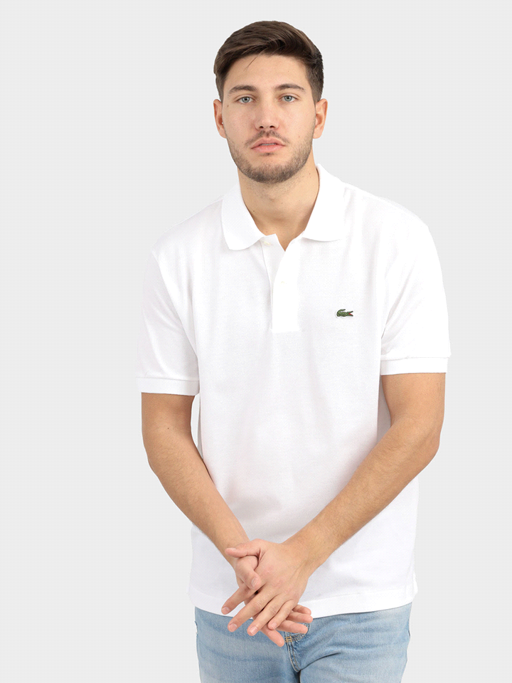 Lacoste, un classico della moda Da sempre "il coccodrillo" Lacoste ha accompagnato la vita di centinaia di persone e la polo è diventata un capo iconico usato per giocare a golf e non solo. Il must-ha... 