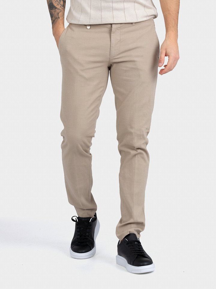 I pantaloni chino skinny Bryan Microarmaturato di Antony Morato presentano una vestibilità aderente grazie al cotone elasticizzato microarmaturato. Ideali per una vasta gamma di look casual e non solo... 