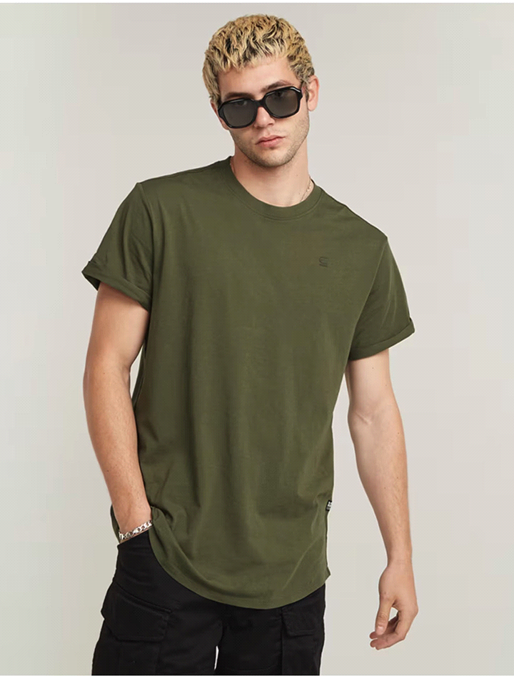 La t-shirt G-STAR MANICA CORTA LASH è realizzata al 100% in jersey di cotone biologico, presentando un design girocollo maniche corte dotate di un piccolo risvolto fisso e un orlo curvo. Con una vesti... 