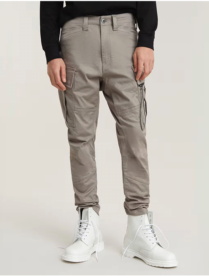 I pantaloni G-STAR SKINNY CARGO ZIP, realizzati in 97% cotone e 3% elastan, offrono una vestibilità skinny con vita bassa e una chiusura a cerniera. Presentano tasche posteriori con patta e bottoni au... 