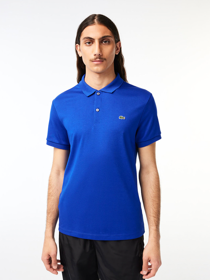 La polo LACOSTE con logo dell