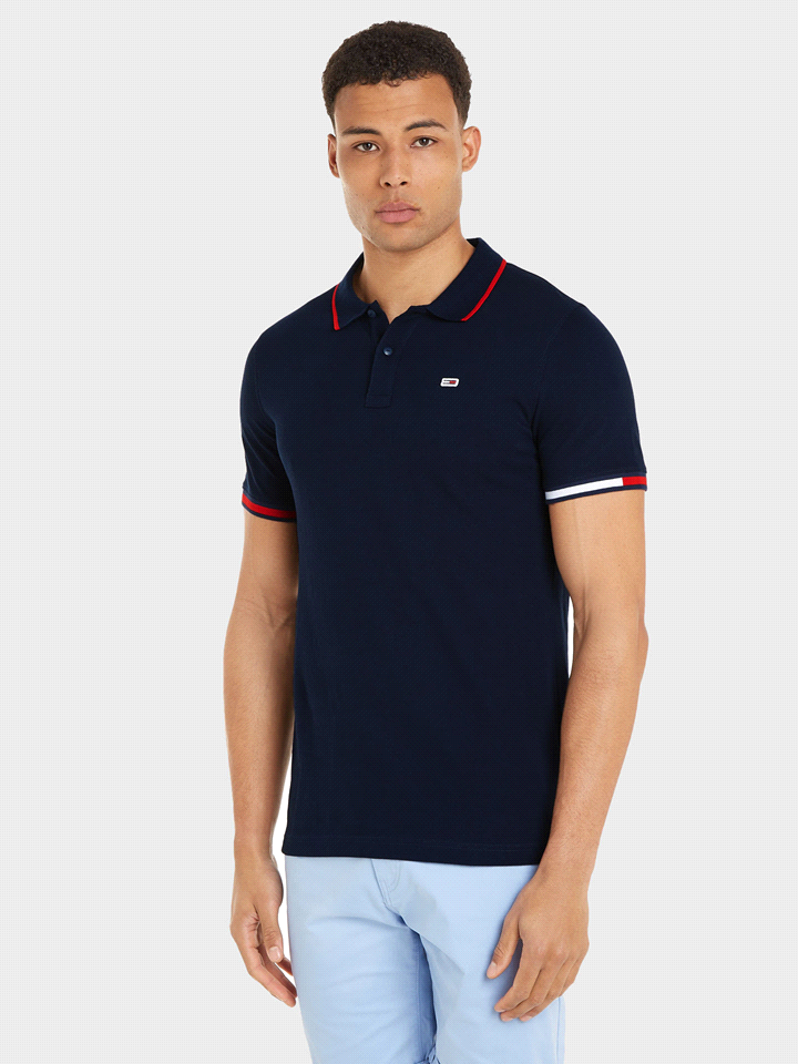 La polo TOMMY HILFIGER FLAGè realizzata in piqué di puro cotone biologico al 100% e presenta rifiniture colorate sia sul colletto classico che sulle maniche a costine. Con una chiusura a tre bottoni e... 