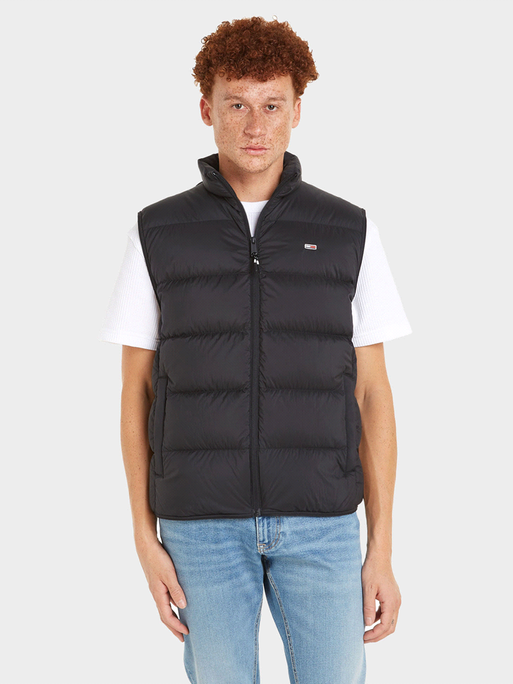 Il gilet TOMMY JEANS LIGHT è realizzato al 100% in poliammide riciclata con un