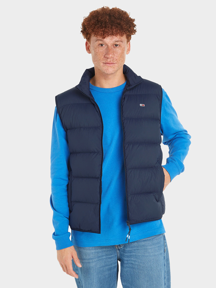 Il gilet TOMMY JEANS LIGHT, perfetto per affrontare le giornate più fresche di mezza stagione, è dotato di collo alto, chiusura lampo e due tasche frontali. Completamente foderato per un comfort ottim... 