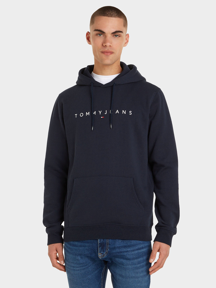 La felpa TOMMY JEANS CAPPUCCIO LINEAR presenta un design essenziale ma stiloso dalla vestibilità regolare. Dotata di un cappuccio regolabile con coulisse, fondo e polsini a coste, e una tasca a marsup... 