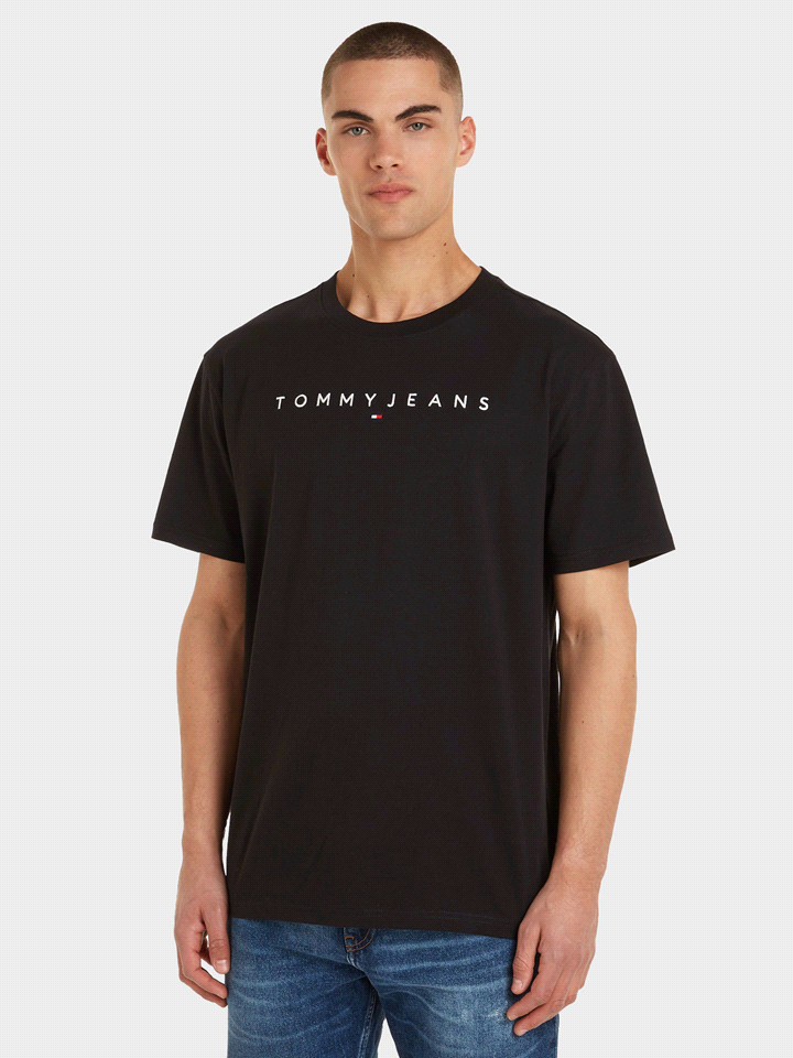 La T-shirt TOMMY JEANS MANICA CORTA LINEAR dal design classico e versatile, è realizzata in 100% jersey di cotone, offrendo una vestibilità morbida e leggera, ideale per completare outfit casual quoti... 