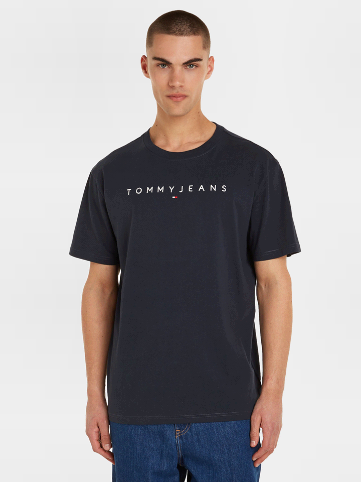 La T-shirt TOMMY JEANS MANICA CORTA LINEAR presenta un design classico e versatile, ideale da sfoggiare in qualsiasi occasione quotidiana e non solo. Realizzata in 100% jersey di cotone, offre una ves... 