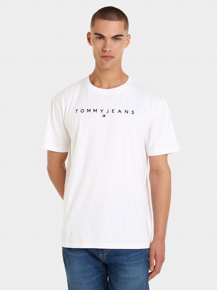 La T-shirt TOMMY JEANS MANICA CORTA LINEAR offre una vestibilità rilassata ed è facilmente accostabile a qualsiasi capo per completare outfit casual con un tocco raffinato. Presenta un design essenzia... 